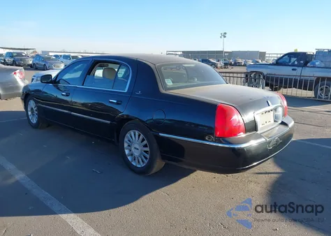 2008 Lincoln Town Car Signature L from USA, damaged, VIN 2LNHM85WX8X636193